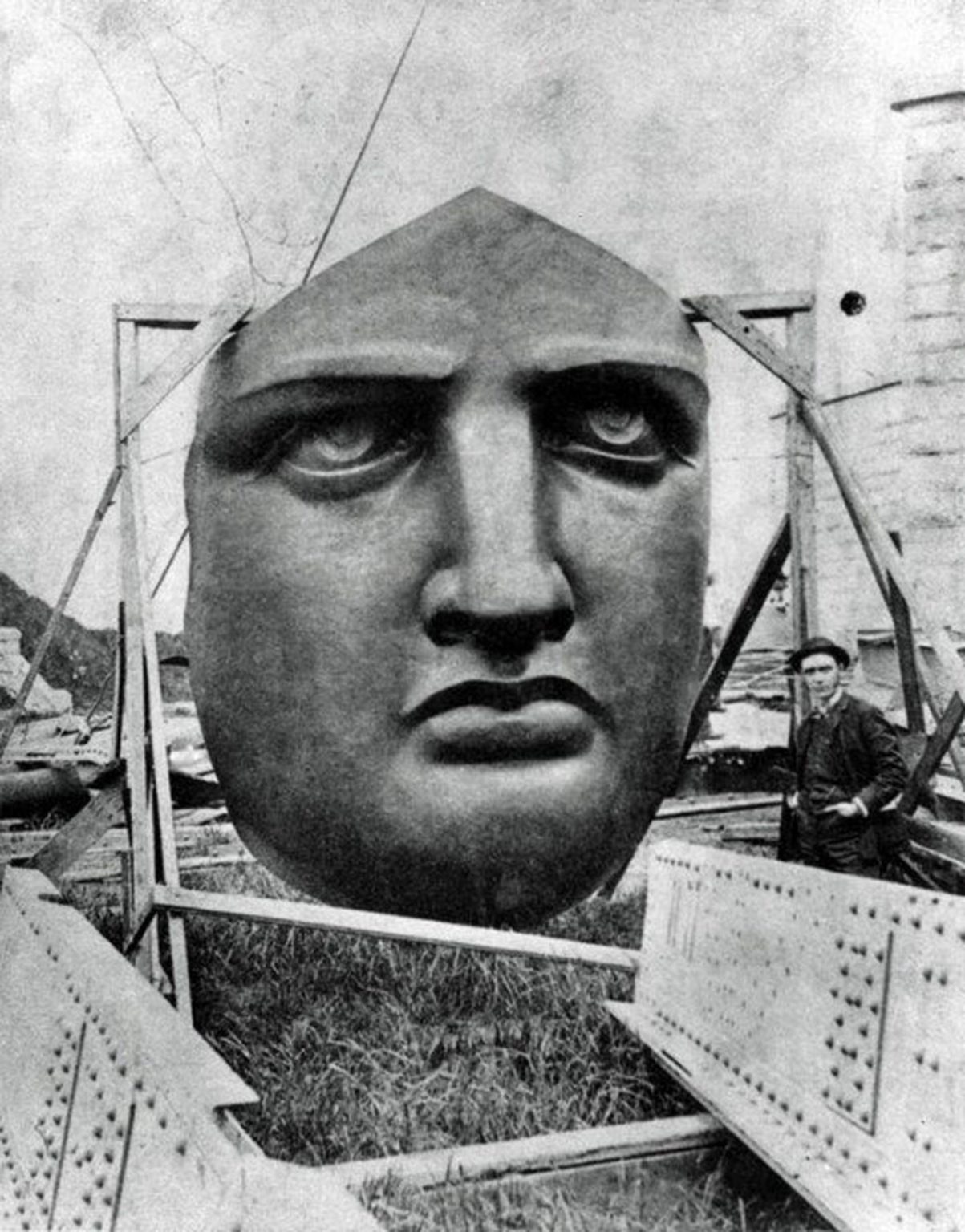 14 Iconic Photos of the Statue of Liberty Under Construction